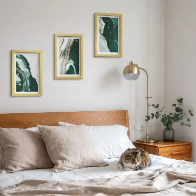 Set van ingelijste schilderijen met abstracte verfpatronen in groen en wit
