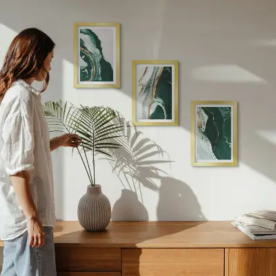 Set van ingelijste schilderijen met abstracte verfpatronen in groen en wit