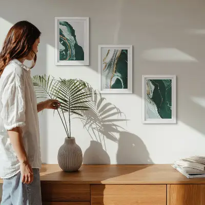 Set van ingelijste schilderijen met abstracte verfpatronen in groen en wit