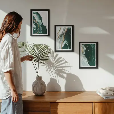 Set van ingelijste schilderijen met abstracte verfpatronen in groen en wit