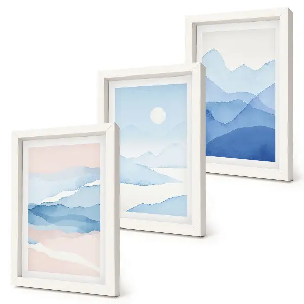 Set ingelijste schilderijen met blauwe en roze berglandschappen in aquarel