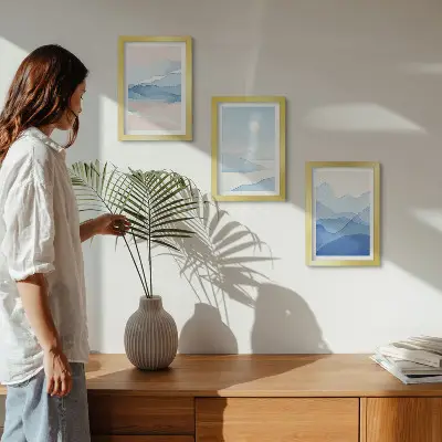 Set ingelijste schilderijen met blauwe en roze berglandschappen in aquarel