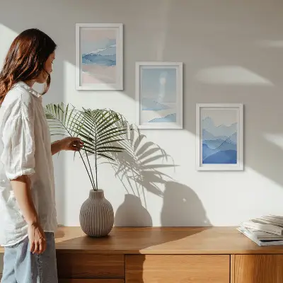 Set ingelijste schilderijen met blauwe en roze berglandschappen in aquarel