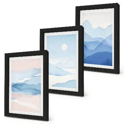 Set ingelijste schilderijen met blauwe en roze berglandschappen in aquarel