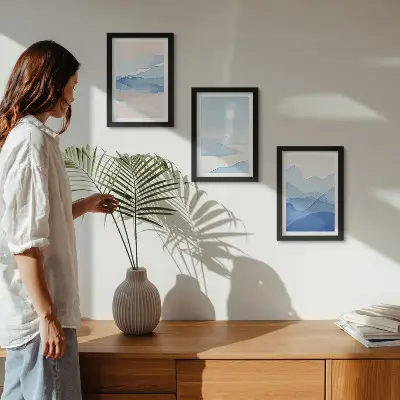Set ingelijste schilderijen met blauwe en roze berglandschappen in aquarel