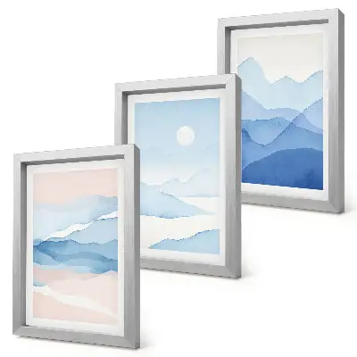 Set ingelijste schilderijen met blauwe en roze berglandschappen in aquarel