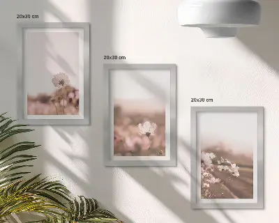 Set van ingelijste schilderijen met romantische landschappen van wilde bloemen in de zomer