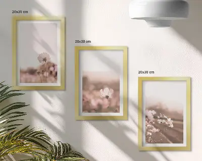 Set van ingelijste schilderijen met romantische landschappen van wilde bloemen in de zomer