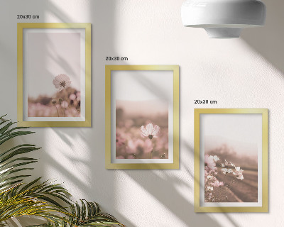 Set van ingelijste schilderijen Wilde bloemen in de weiden in de zomer, romantische landschappen