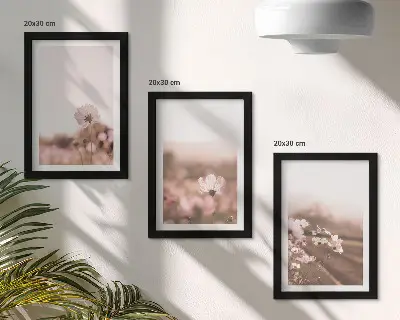 Set van ingelijste schilderijen met romantische landschappen van wilde bloemen in de zomer