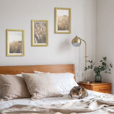 Gallery wall Een landschap met grassen en bloemen in warme tinten.