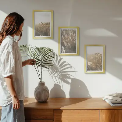 Gallery wall landschap met grassen en bloemen in warme tinten