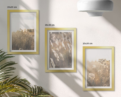 Gallery wall Een landschap met grassen en bloemen in warme tinten.