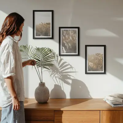 Gallery wall landschap met grassen en bloemen in warme tinten