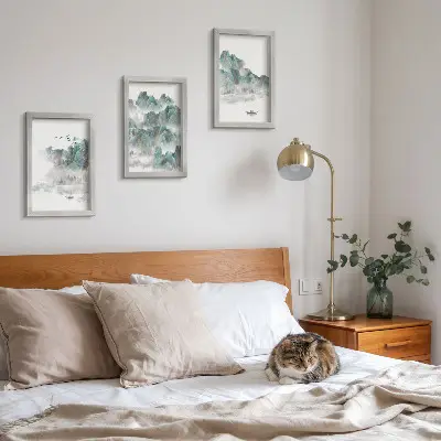 Gallery wall met een Japandi afbeelding van bergen in de wolken met vogels en een boot op het water