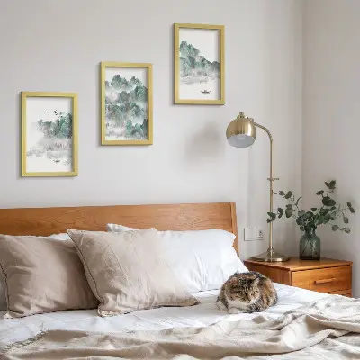 Gallery wall met een Japandi afbeelding van bergen in de wolken met vogels en een boot op het water
