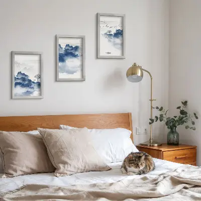 Set van ingelijste schilderijen met wolkenbergen, bomen en vogels op de achtergrond