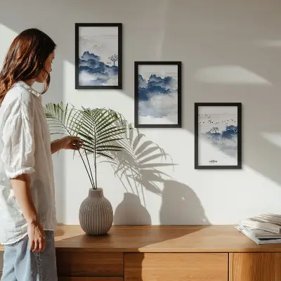 Set van ingelijste schilderijen met wolkenbergen, bomen en vogels op de achtergrond