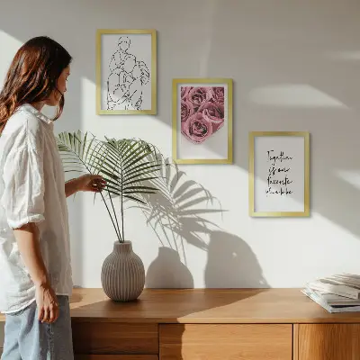 Set van ingelijste schilderijen familie lijntekening met rozenboeketten en huis inscriptie