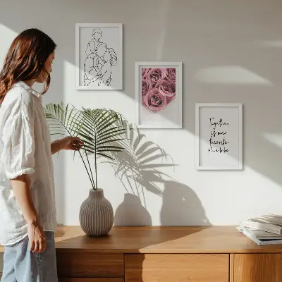 Set van ingelijste schilderijen familie lijntekening met rozenboeketten en huis inscriptie