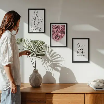 Set van ingelijste schilderijen familie lijntekening met rozenboeketten en huis inscriptie