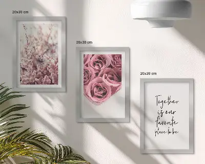 Gallery wall met bloemen en boeketten rozen en een zelfgeschreven tekst