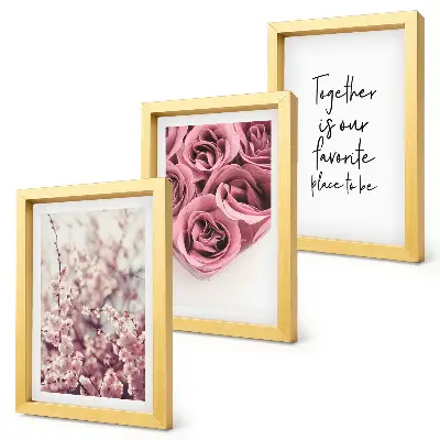 Gallery wall met bloemen en boeketten rozen en een zelfgeschreven tekst