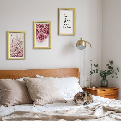 Gallery wall Bloemen en boeketten rozen met een zelfgeschreven tekst.