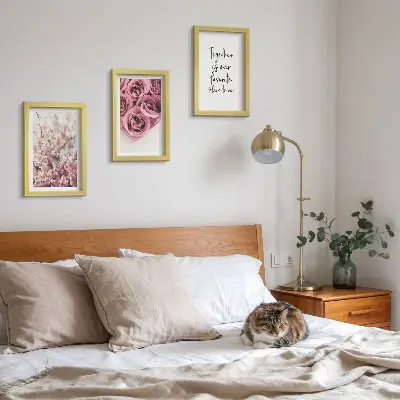 Gallery wall met bloemen en boeketten rozen en een zelfgeschreven tekst