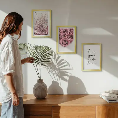 Gallery wall met bloemen en boeketten rozen en een zelfgeschreven tekst