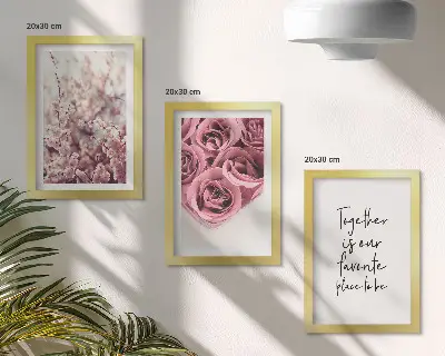 Gallery wall met bloemen en boeketten rozen en een zelfgeschreven tekst