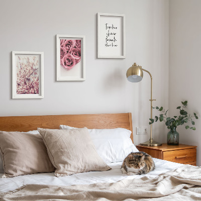 Gallery wall Bloemen en boeketten rozen met een zelfgeschreven tekst.