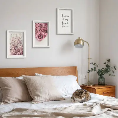 Gallery wall met bloemen en boeketten rozen en een zelfgeschreven tekst