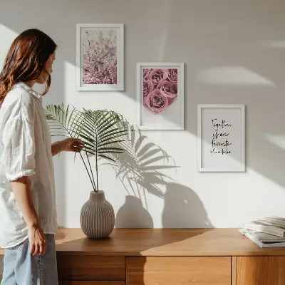 Gallery wall met bloemen en boeketten rozen en een zelfgeschreven tekst