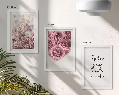 Gallery wall met bloemen en boeketten rozen en een zelfgeschreven tekst