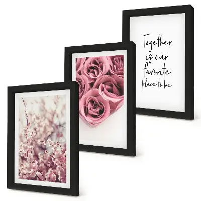 Gallery wall met bloemen en boeketten rozen en een zelfgeschreven tekst