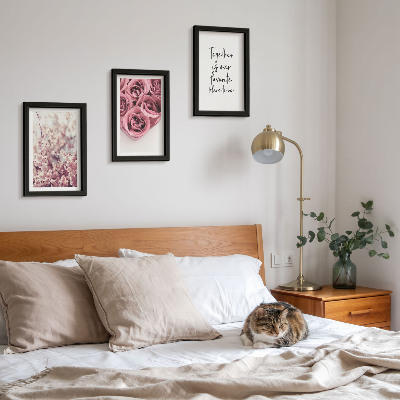 Gallery wall Bloemen en boeketten rozen met een zelfgeschreven tekst.