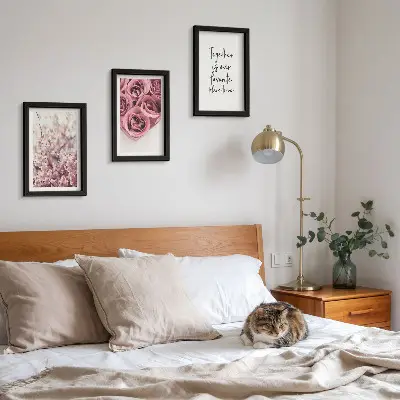 Gallery wall met bloemen en boeketten rozen en een zelfgeschreven tekst