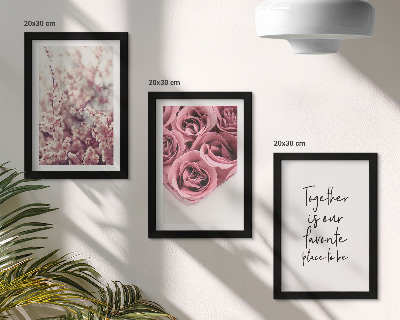 Gallery wall Bloemen en boeketten rozen met een zelfgeschreven tekst.