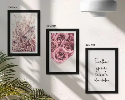 Gallery wall met bloemen en boeketten rozen en een zelfgeschreven tekst
