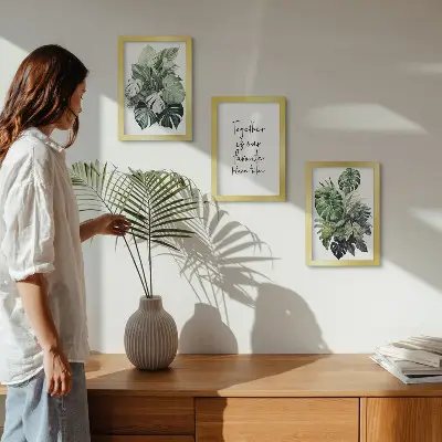 Set van ingelijste schilderijen met tropische groene bladeren en decoratieve inscriptie
