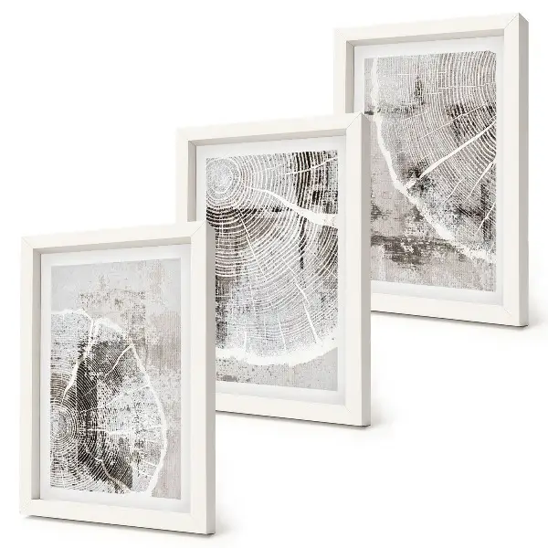 Gallery wall met houtnerfpatronen in grijstinten en wit