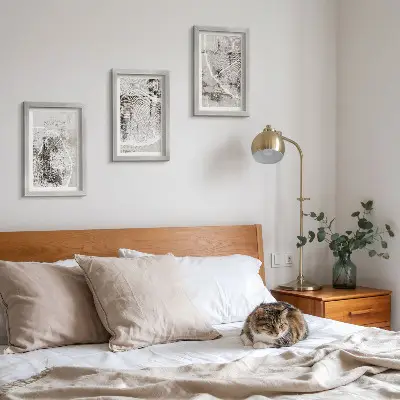 Gallery wall met houtnerfpatronen in grijstinten en wit