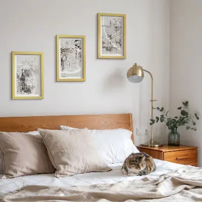 Gallery wall met houtnerfpatronen in grijstinten en wit