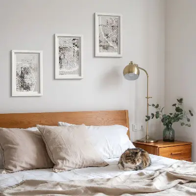 Gallery wall met houtnerfpatronen in grijstinten en wit