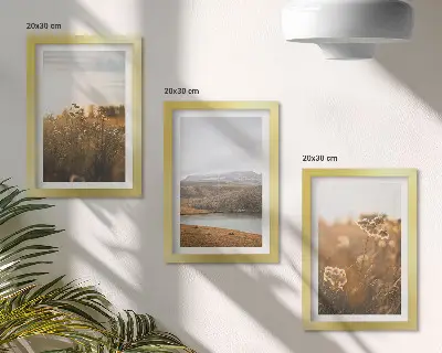 Set van ingelijste schilderijen met landschappen van weilanden, bergen en een meer op de achtergrond