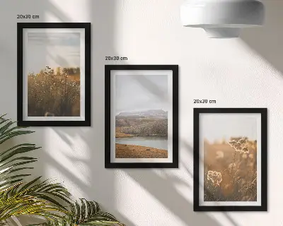 Set van ingelijste schilderijen met landschappen van weilanden, bergen en een meer op de achtergrond