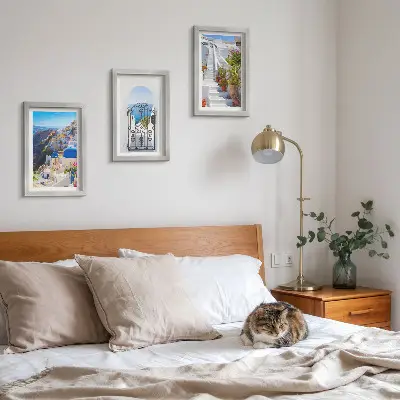 Set van ingelijste schilderijen met uitzichten op Santorini en de Griekse architectuur van Oia