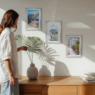 Set van ingelijste schilderijen met uitzichten op Santorini en de Griekse architectuur van Oia
