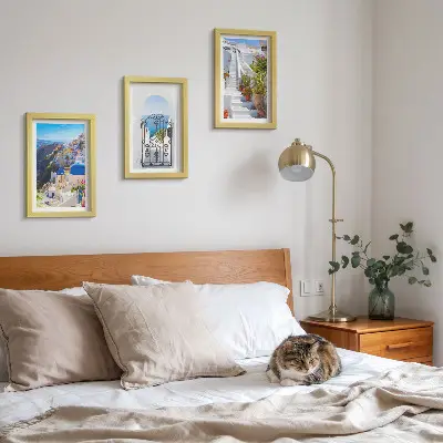 Set van ingelijste schilderijen met uitzichten op Santorini en de Griekse architectuur van Oia